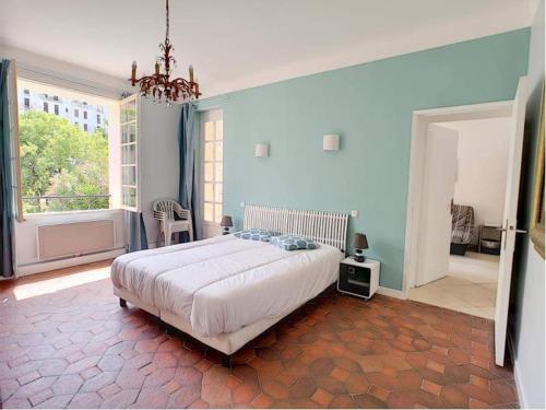 アンティーブにあるMa Provenceのベッドルーム(大型ベッド1台、大きな窓付)