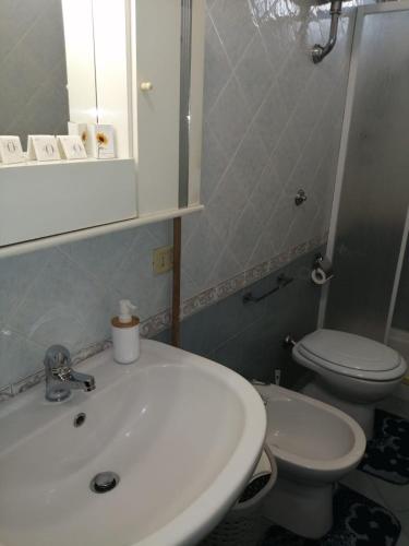 a bathroom with a white sink and a toilet at FMR Oplonti PLINIO BEB in Torre Annunziata
