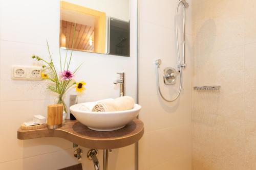 W łazience znajduje się umywalka i prysznic. w obiekcie Appartments Niedermoser w mieście Leogang