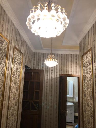 lampadario pendente appeso a un soffitto in una stanza di One bedroom Apartment on Svobody Square a Cherson