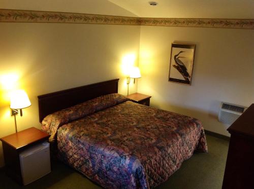 a hotel room with a bed and two lamps at Humboldt Redwoods Inn in Garberville