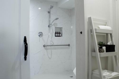 Bilik mandi di Cavendish Heights Suites