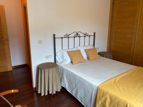 カルダス・デ・レイスにあるCarmenのベッド1台(枕2つ、スツール付)