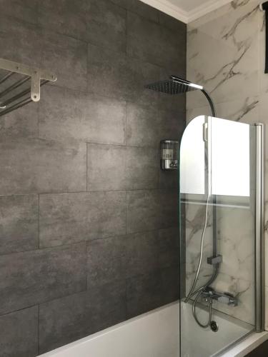 um chuveiro com uma porta de vidro na casa de banho em Bruma Home em Velas
