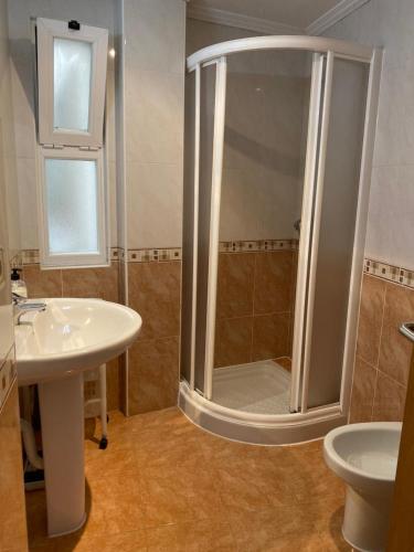 カルダス・デ・レイスにあるCarmenのシャワーと洗面台付きのバスルーム