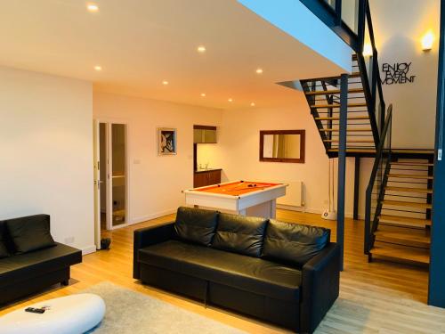 ein Wohnzimmer mit einer Couch und einem Billardtisch in der Unterkunft Glasgow City Centre - The PENTHOUSE with RiverViews - (Duplex, 3 Bedrooms, 3 Bathrooms, 2 Living rooms/Kitchen, Private SKY Terrace, 2 Parkings, Top Floor, Huge - 2100 sq ft, SECC HYDRO) in Glasgow