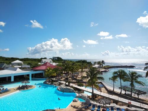 - une vue aérienne sur la piscine du complexe dans l'établissement Studio avec GRANDE PISCINE, PLAGE Vanille Caraïbes, à Saint-François