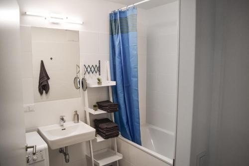 a bathroom with a sink and a shower at Cosy new Apartment 3min to VIC/Uno-City and Danube in Vienna