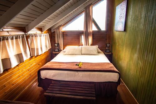 Tempat tidur dalam kamar di Ngahu Bungalows Alojamiento Frente al Mar en el centro de Rapa Nui