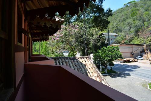 ein Blick vom Balkon eines Hauses in der Unterkunft Pousada Alemã Schwambach (+ café da manhã) in Domingos Martins