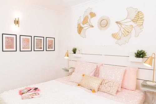 Adults Only Sunny Quiet Apartment in Center of Las Americas في أرونا: غرفة نوم مع سرير أبيض مع وسائد وردية