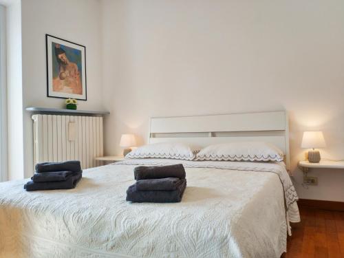 Un dormitorio con una cama grande con dos toallas encima. en la casetta, en Abbadia Lariana