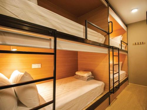 Postel nebo postele na pokoji v ubytování Hexa Hotel & Backpackers Capsules Bukit Bintang