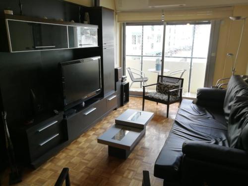 a living room with a couch and a large television at BairesTop con 2 dormitorios y estacionamiento in Buenos Aires