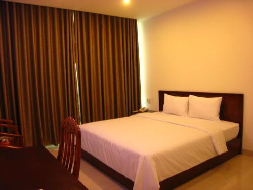 Giường trong phòng chung tại Apogee Hotel