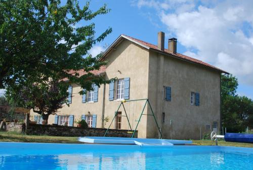 une maison et une piscine devant une maison dans l'établissement Chambres d'Hôtes Larrey, à Audignon