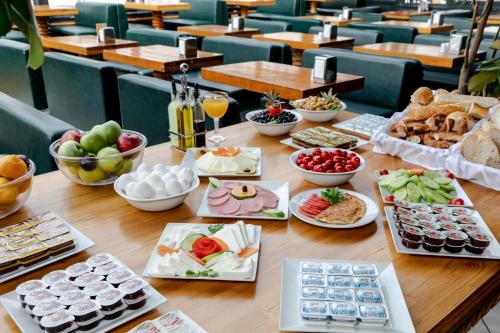 een tafel met hapjes en eten erop bij Sanat Hostel Taksim in Istanbul