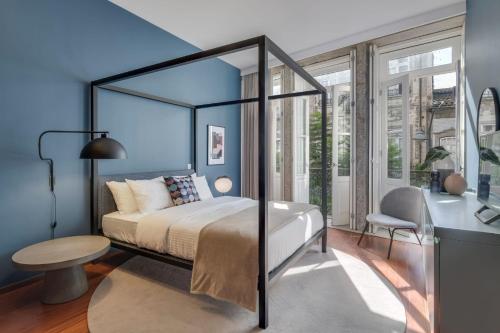 um quarto com uma cama, uma mesa e uma janela em Nº150 Apartment with terrace em Braga