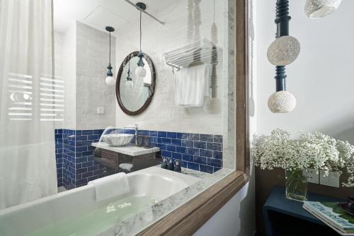 Ένα μπάνιο στο Sofiana My Khe Hotel & Spa - Rooftop Pool Bar - Free Craft Beer and 20 minute Spa per Room