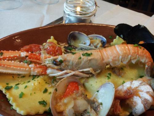un plato de comida con marisco en una mesa en Porto di Mare, en Praia a Mare