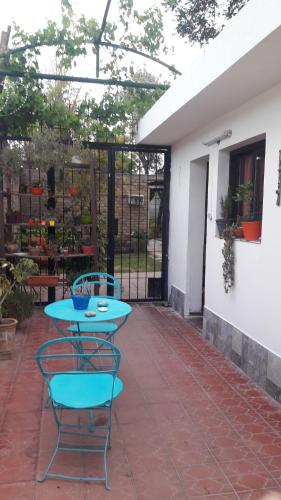 eine Terrasse mit 2 Tischen und Stühlen auf einer Terrasse in der Unterkunft Alojamiento Milu in Godoy Cruz