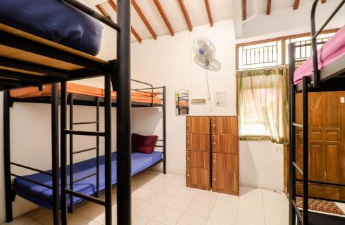 Cette chambre comprend 3 lits superposés et une fenêtre. dans l'établissement Arjuna 31, à Yogyakarta
