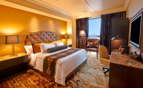 ein Hotelzimmer mit einem Bett und einem Wohnzimmer in der Unterkunft River City Casino and Hotel in Lemay