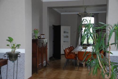 a dining room with a table and some plants at Monsieur Doute in Durbuy