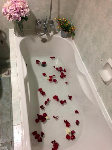 y baño con bañera llena de flores rojas. en Berjaya Hills Sweet Homestay, en Tok Tok