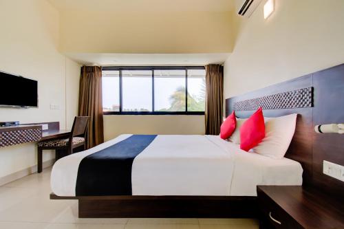 Un pat sau paturi într-o cameră la Hotel Xec Residency