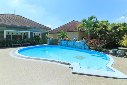 een groot blauw zwembad voor een huis bij Villa Bunga in Malang