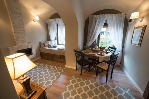 d'une salle à manger avec une table et une fenêtre. dans l'établissement Colonial ultra center apartment, à Cluj-Napoca