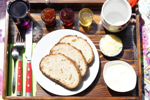 einen Teller mit zwei Scheiben Brot auf dem Tisch in der Unterkunft Le Mazel in Saint-Agrève