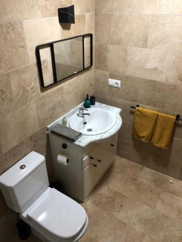 デニアにあるLa Faroleta Puertoのバスルーム(トイレ、洗面台、鏡付)