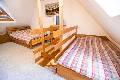 Ένα ή περισσότερα κρεβάτια σε δωμάτιο στο Tree Top Rogla Apartment