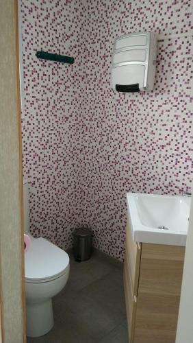 un baño con inodoro y lavabo en Les Lavatères, en Hiers-Brouage