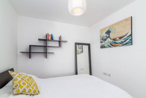 Un pat sau paturi într-o cameră la Lovely studio flat with terrace in Southeast London