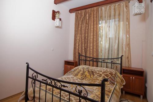 Una cama o camas en una habitación de Uyutniy