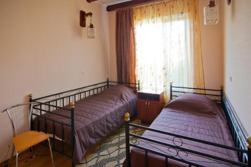1 Schlafzimmer mit 2 Etagenbetten und einem Fenster in der Unterkunft Uyutniy in Odessa