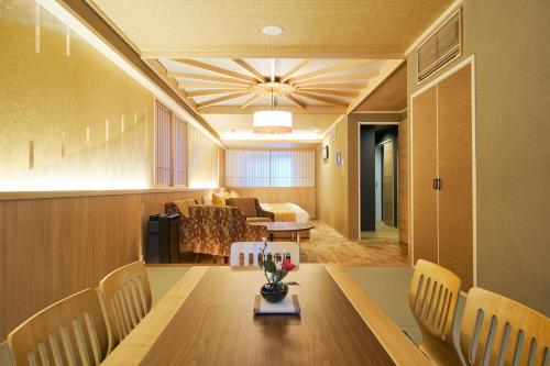 una sala da pranzo con tavolo e divano di SHIKI Seasonal Colors Kanazawa a Kanazawa