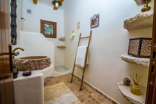 Ein Badezimmer in der Unterkunft East Crete Villa Mirabello
