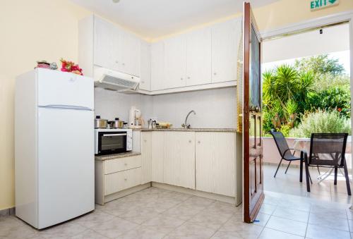 Кухня или мини-кухня в Maistrali Apartments
