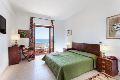 Postel nebo postele na pokoji v ubytování Grand Hotel De Rose