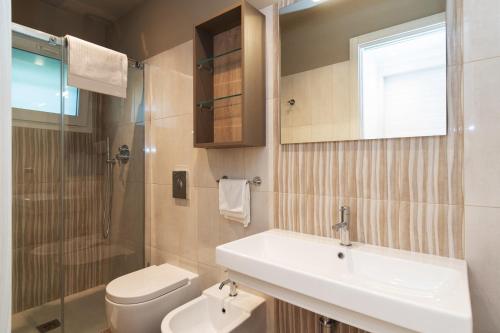 un bagno con lavandino, WC e doccia di Park Gallanti a Lido di Pomposa