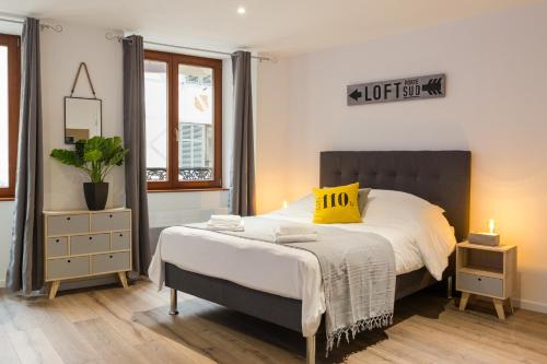Un pat sau paturi într-o cameră la Travel Homes - L'Arsenal, studios en hyper centre