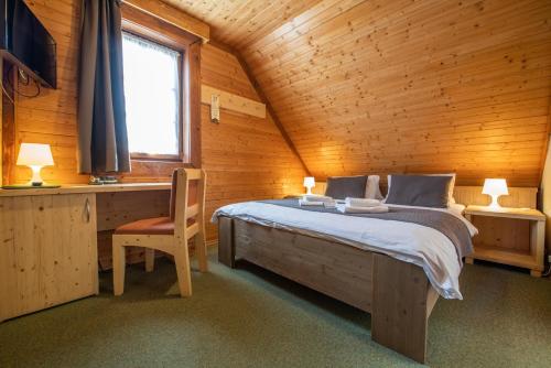 Een bed of bedden in een kamer bij Sojka Resort - Hotel & Drevenice