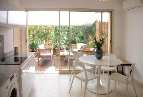 une cuisine et une salle à manger avec une table et des chaises dans l'établissement Calme et Cosy appart proche plage quartier port, à Nice