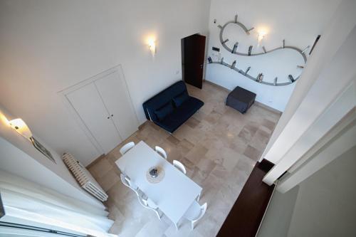 una vista sul soffitto di una camera con un letto e una sedia di B&B Al Duomo Molfetta a Molfetta