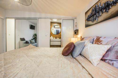 Un dormitorio con una cama grande con almohadas. en Apartments Nora en Makarska