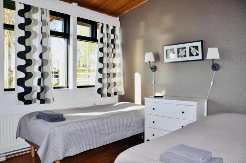 拉平耶爾維的住宿－哈尼酒店，一间卧室设有两张床和两个窗户。